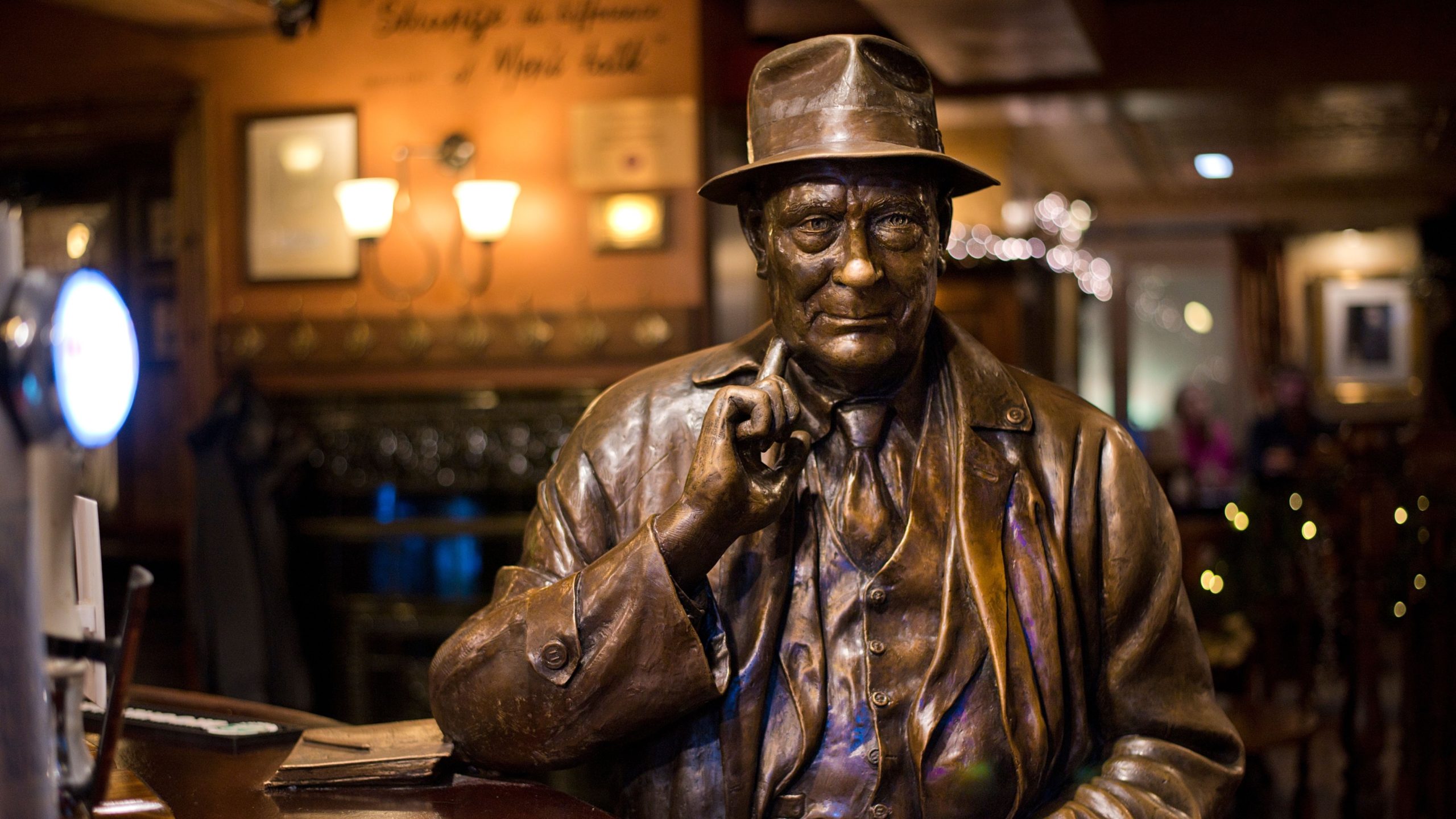 Statue of English Artist L. S. Lowry situated sat at the bar in Sams Chop House, Manchester, England.