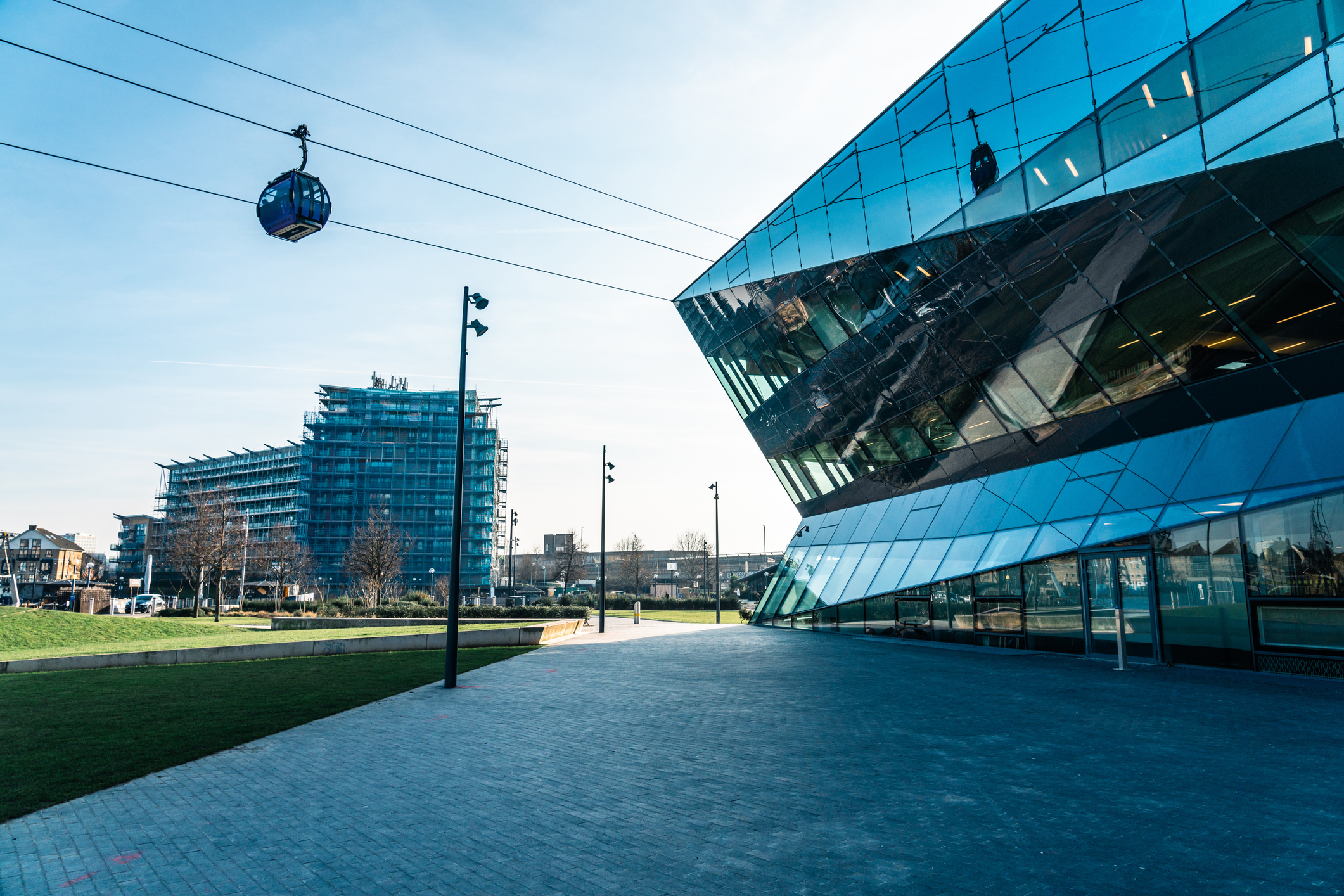 Image of cable car passing over London City Hall